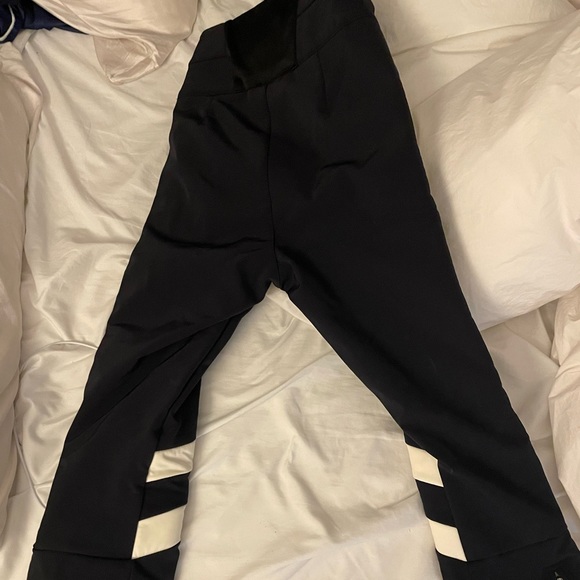 Perfect moment pants in a size XS - Picture 2 of 3